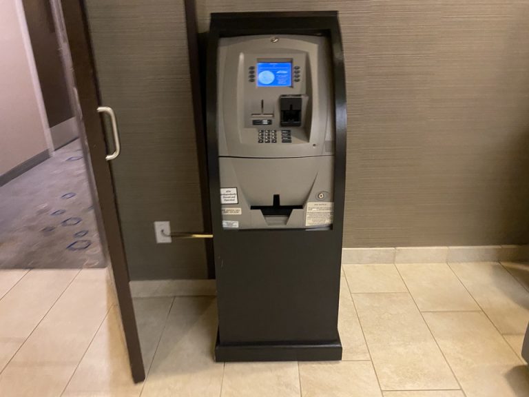 エレベーター前にはATMがありました
