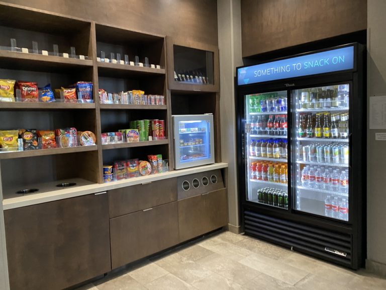 フロント横には簡単なスナックコーナーがありました