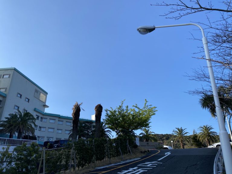 ホテル外観 エントランスへ向かう