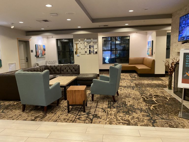 ロビーはまとまってこじんまり