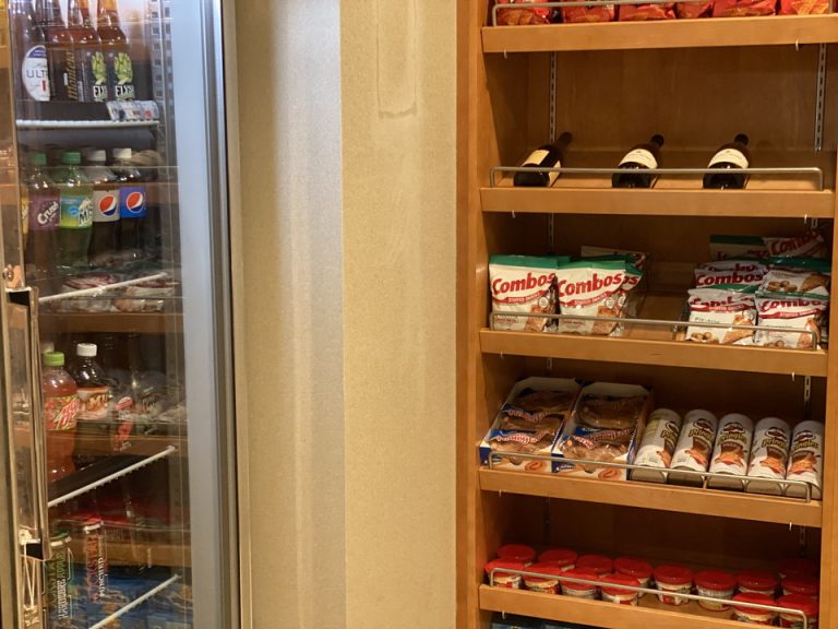 フロント横のスナックコーナーにはビールやワインも少しですがありました