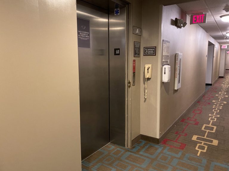 一階エレベーターはフロントから奥にどんどん入っていたらありました