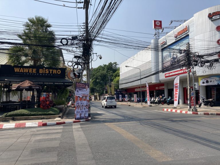 ホテルを出た目の前の道