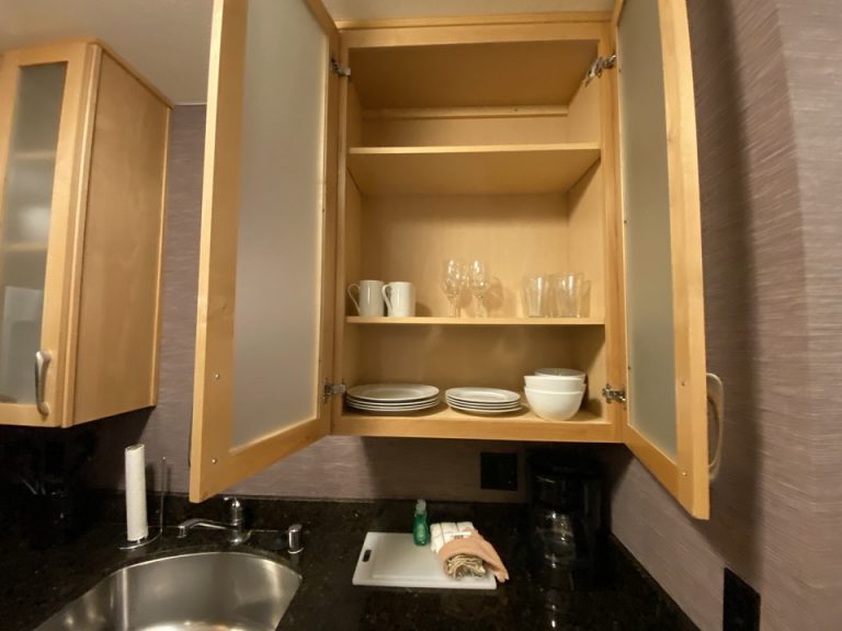 このようにキッチンの扉を開けるたびにお皿なども配置されていて主婦にはテンション上がりまくりでした