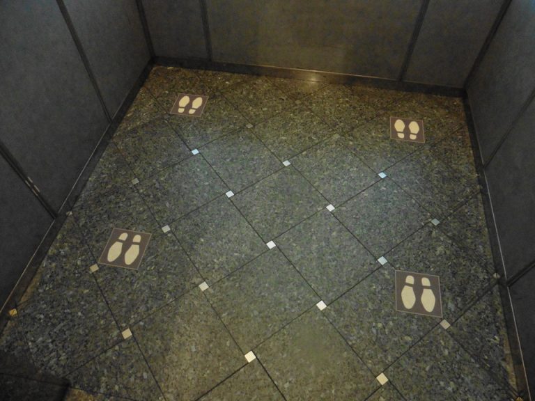 エレベーター内はソーシャルディスタンスです