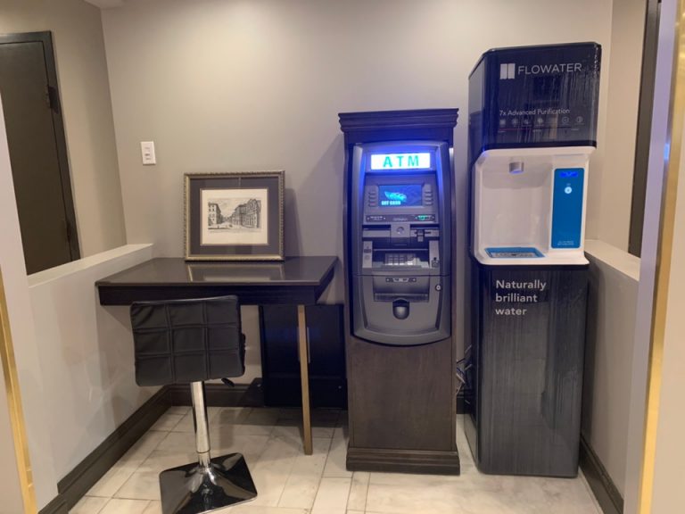 フロントのウォーターサーバーとATM