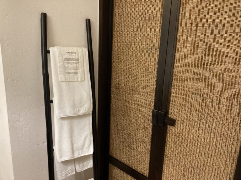 バスルーム方向から入口