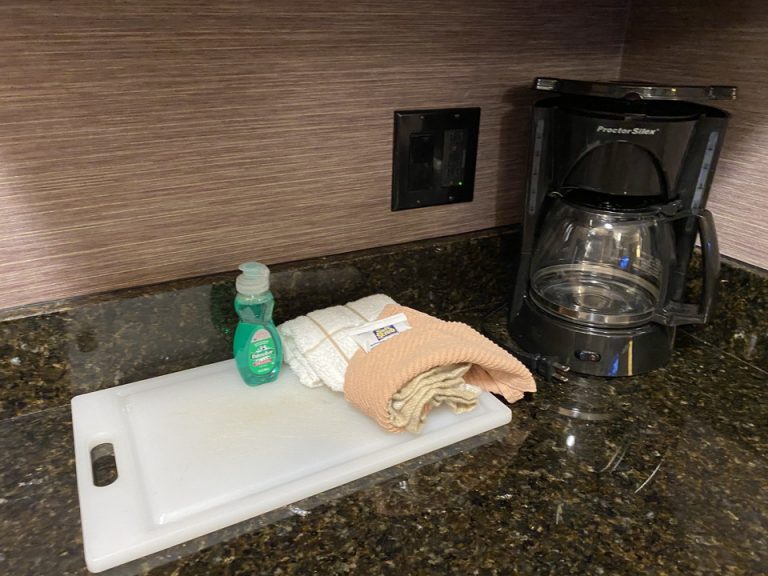 コーヒーメーカーにまな板や布巾など