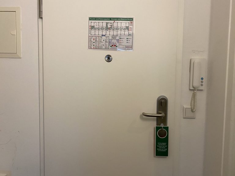 客室入口内観ドア2