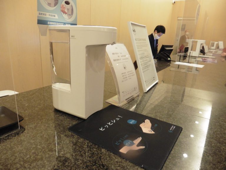 フロントには体温計と消毒液が完備、ボールペンも都度消毒しています