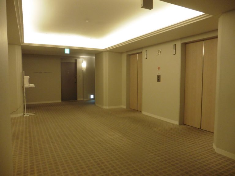 客室階のエレベーターホールにも消毒液が完備されています