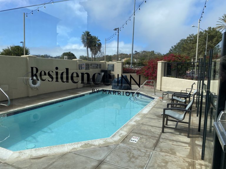 子供用のプール?と思うくらい狭いプール