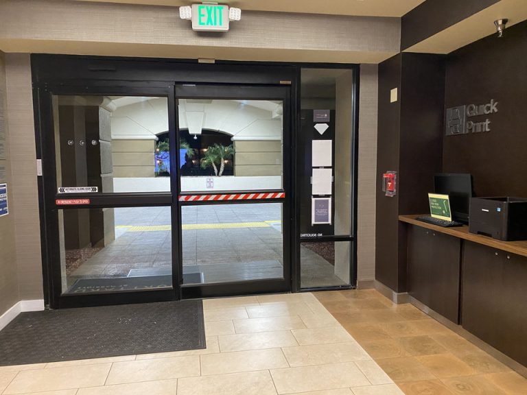 中から見た入り口エントランス