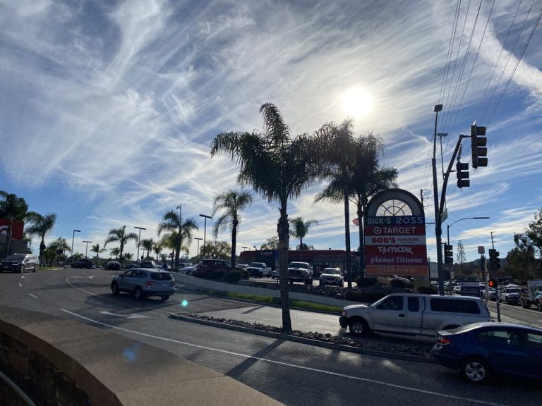 ホテルから歩いて10分(ハイウェイ反対側)でショッピングモールにつけました