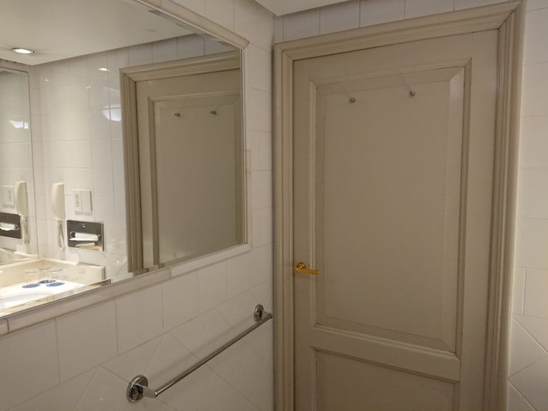 バスルーム内から入口