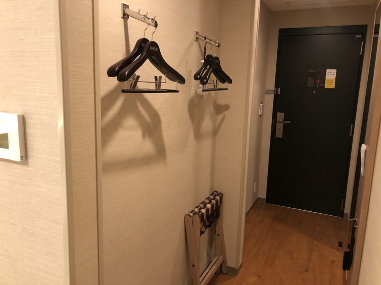 クローゼット外観(開けた状態)&客室入口内観ドア