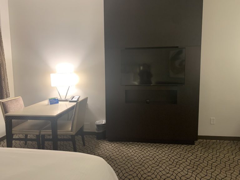 ベッド方向からテレビ