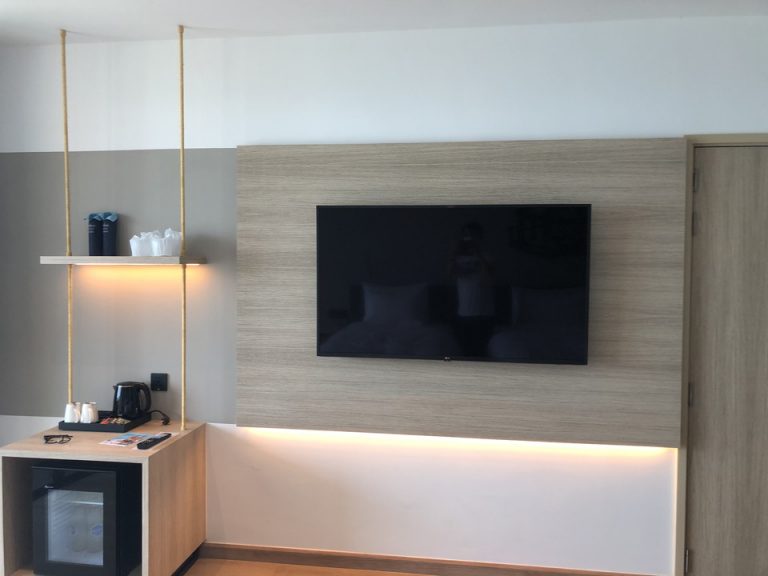 ベッド方向からテレビ