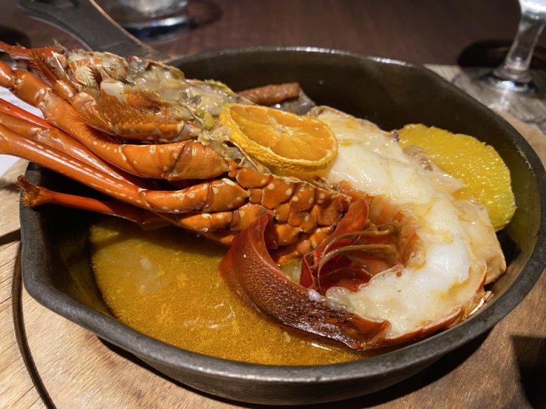 夕食 下田産伊勢海老と魚介類のフィッシャーマンズスープ仕立て オレンジ風味 ほうれん草とニンニクのエスプーマ