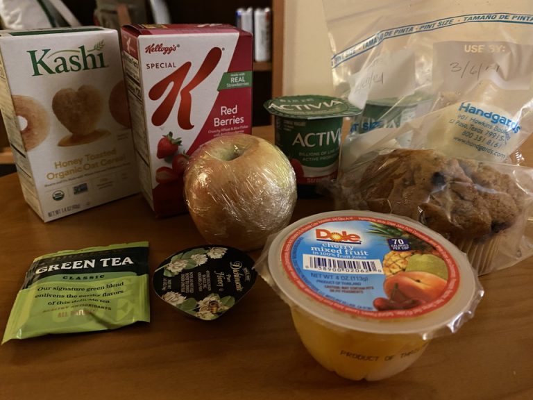 部屋に持ち帰ってきた朝食