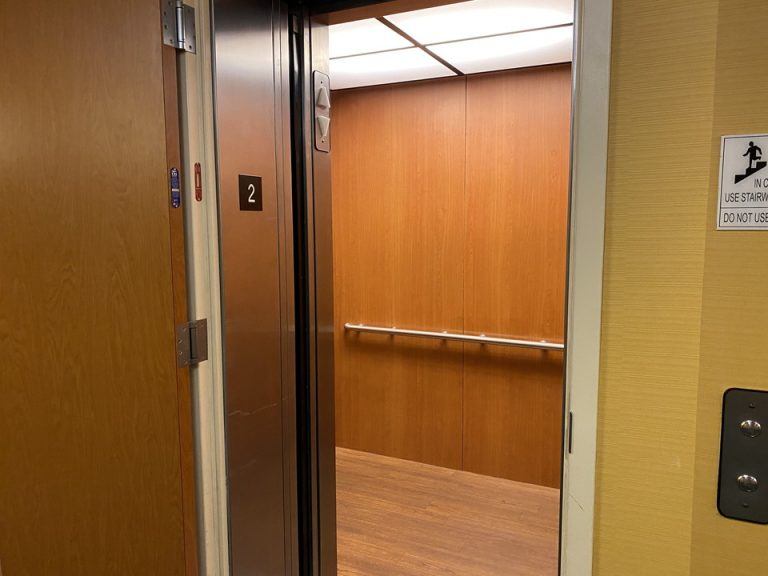 エレベーター内