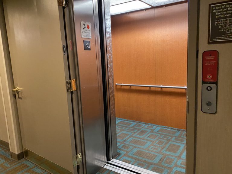 エレベーター内