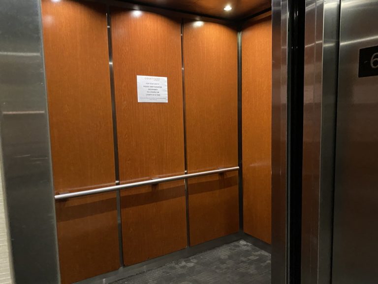 エレベーター内