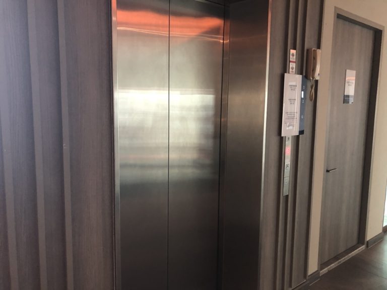 エレベーターホール フロント階