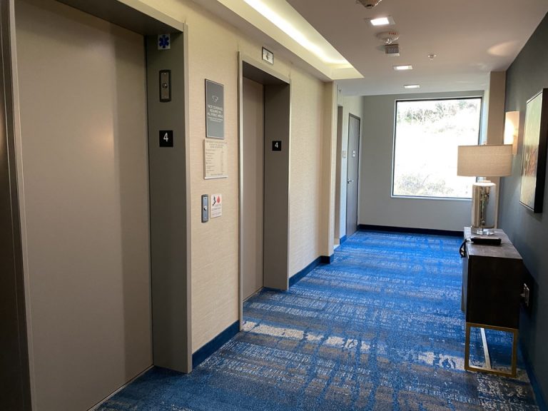 宿泊階エレベーターホール