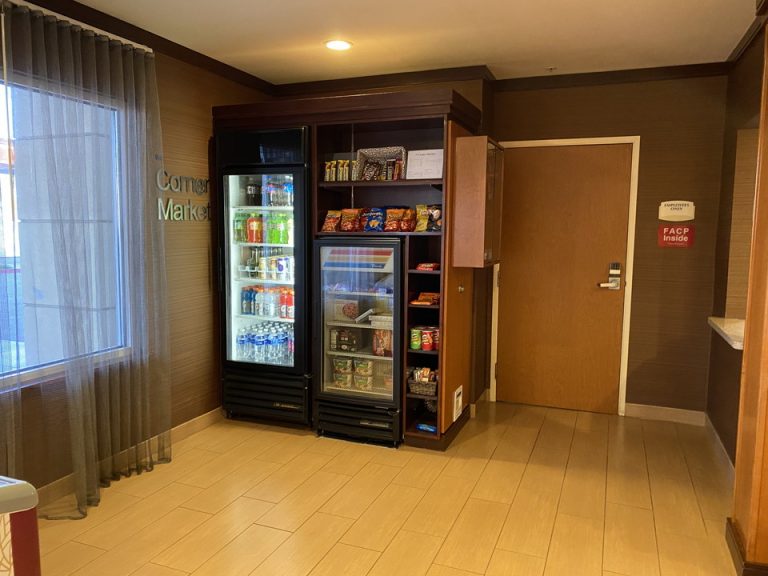 フロント横にマーケットがありました