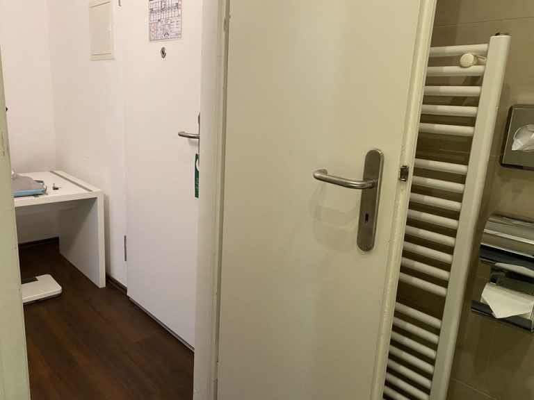 バスルーム内から入口2