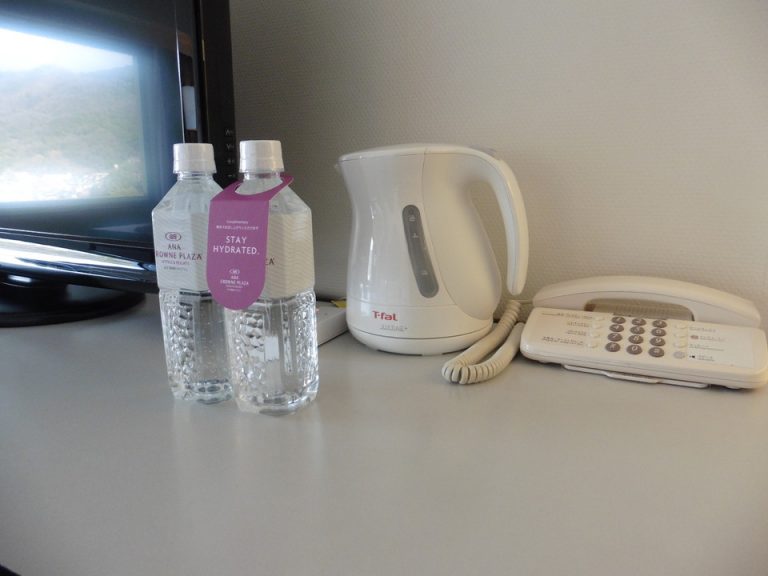 キッチンはありませんが、ケトルとサービスのお水が2本あります