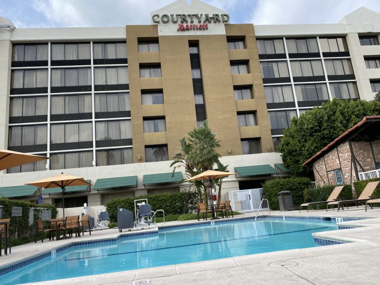 こちらは駐車場側の裏出口から見た外観