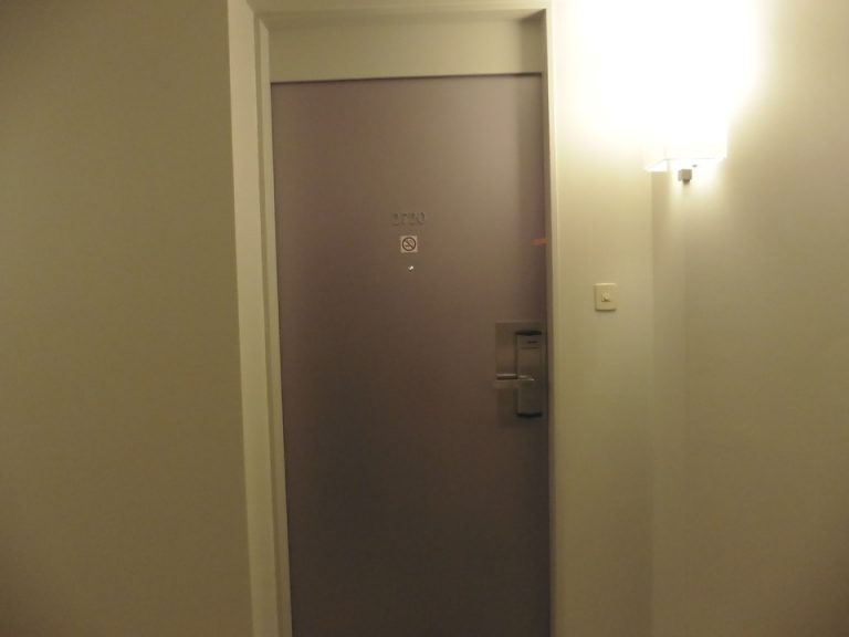 今日はこのお部屋です。カードキーであきます