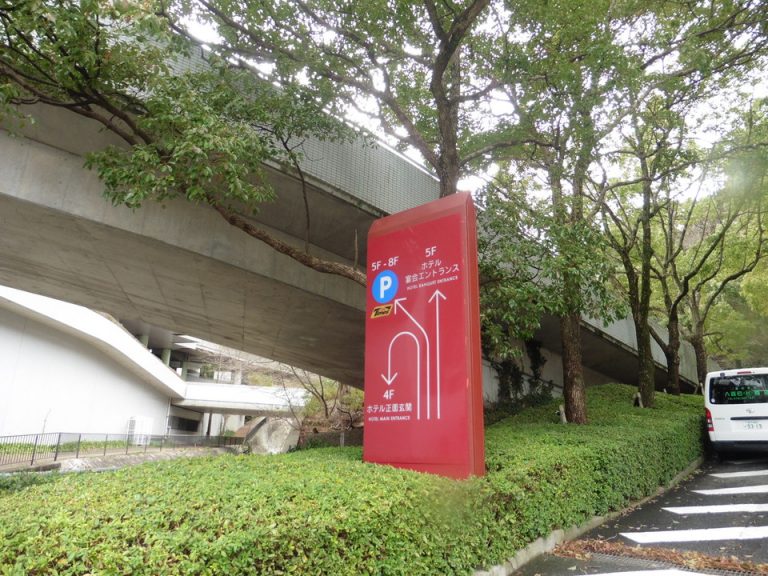 駐車場の入り口は裏のあるので少しわかりにくいです