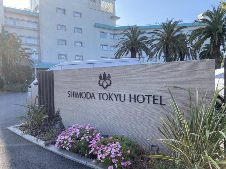 ホテル エントランス側 看板