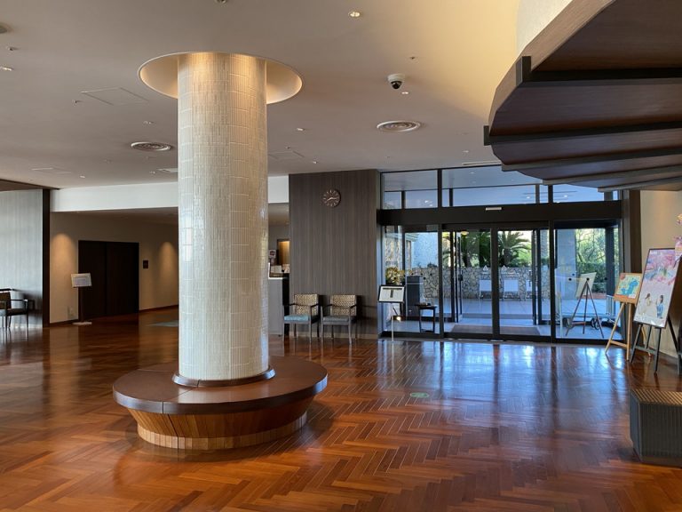 フロントロビー エントランス方向