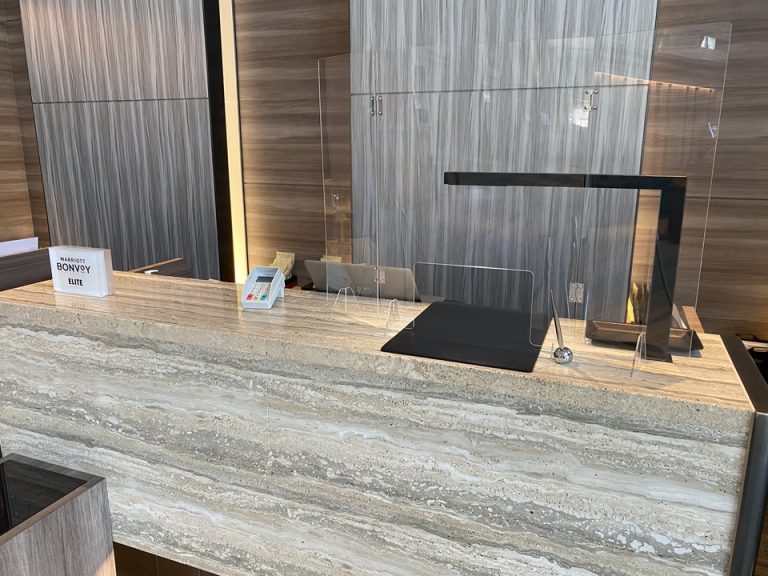 チェックインカウンター