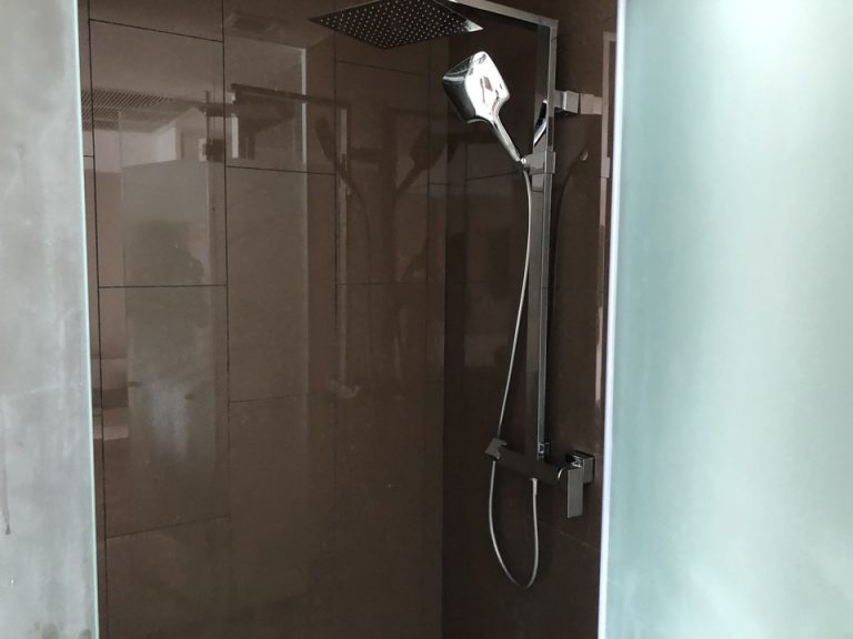 バスルーム入口から全景