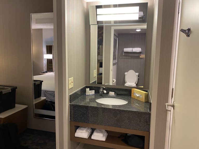 洗面台はトイレと独立していました