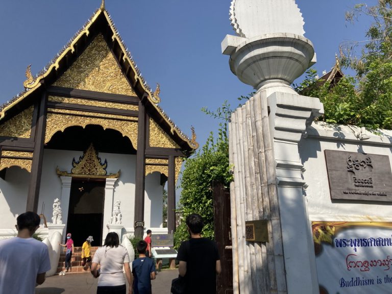 ホテルの裏のお寺2