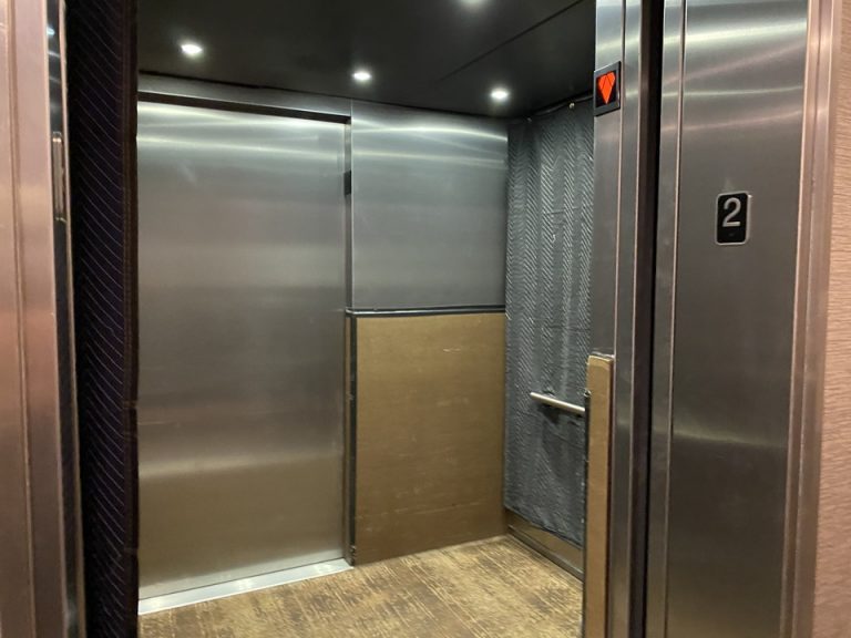 とても広々なエレベーター内