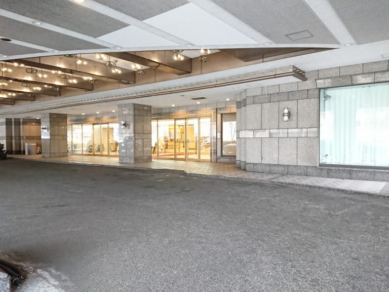 1階北エントランス車止め