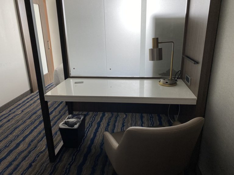 デスク扉を閉めた状態