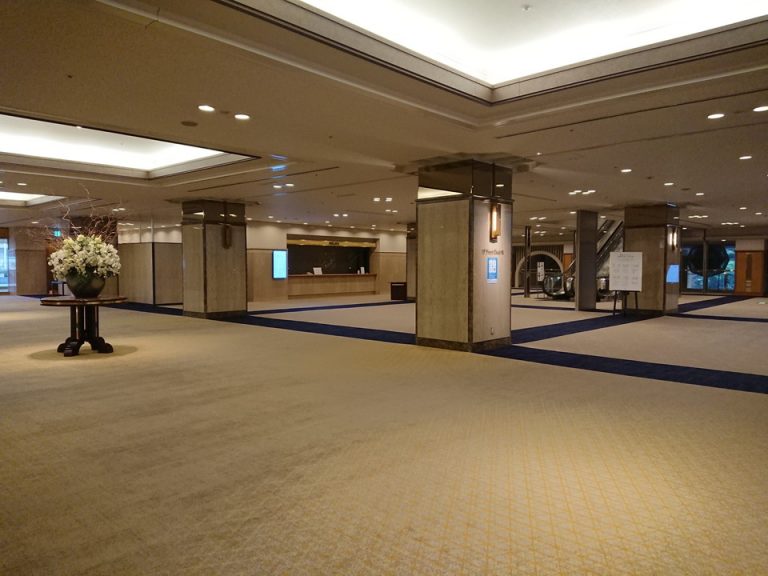 2階フロアロビーとクローク