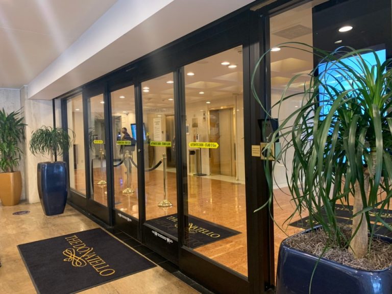 エントランス外観(駐車場側)