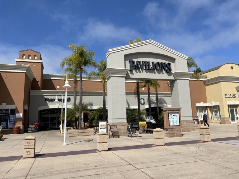 こちらパビリオン(スーパー)な滞在中何度も足を運び水などを調達しました