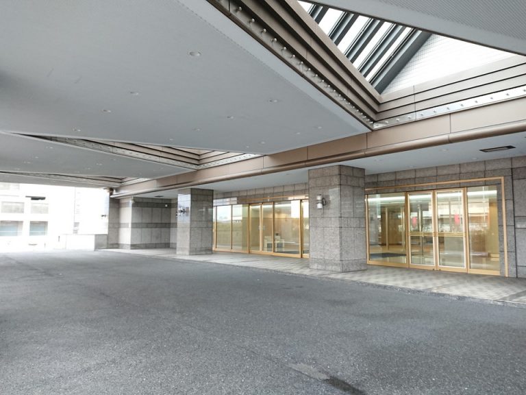 2階北エントランス車止め