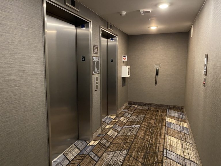 エレベーターは2台。こちらのエレベーターで地下の駐車場まで行けます