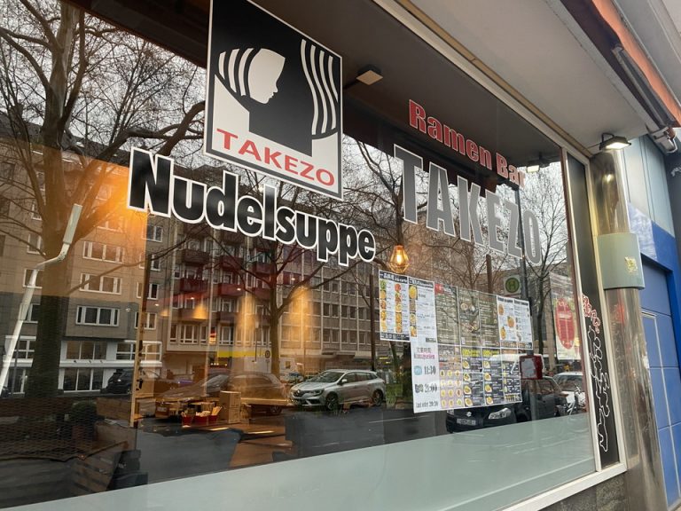 周辺のお店1